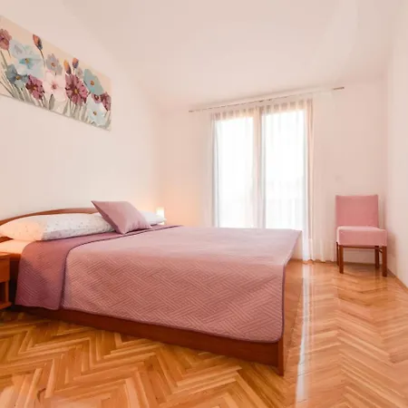 Rafaela Apartment *