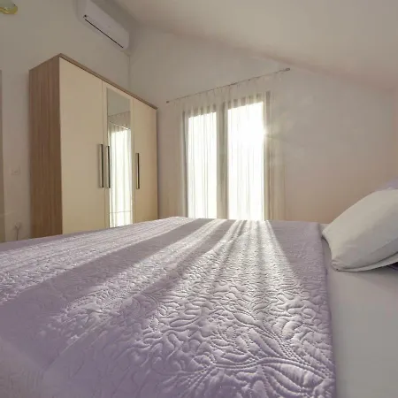 Rafaela Apartment *